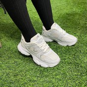 تصویر کتانی اسپرت مدل V رنگ سفید طوسی با طراحی مدرن 