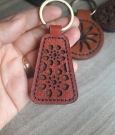 تصویر جاکلیدی طرح سنتی چرم طبیعی - قهوه ای کمرنگ / قهوه ای کمرنگ / قهوه ای تیره Traditional leather key