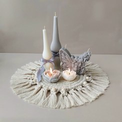 تصویر ست دکوری جلو مبلی با رانر مکرومه و شمع های تزئینی مدل پروانه 