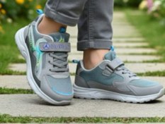 تصویر کتونی شبرنگ بچگانه 