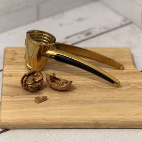 تصویر گردو شکن طلایی کاج 