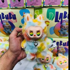 تصویر عروسک لبوبو مدل رنگین کمانی گردنبند دار کیفیت اصلی 