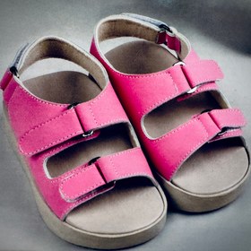 تصویر صندل بچه گانه پشت بند دار چرمی چسبی کد 120 - مشکی / 31 / با کفی 