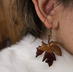 تصویر گوشواره های چوبی طرح برگ دو تیکه Two-piece leaf design wooden earrings