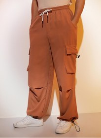 تصویر شلوار پاراچوتی کمرنگ قهوه‌ای مردانه با جیب‌های بزرگ برند campus sutra Men's Sienna Brown Solid Cargo Parachute Trousers