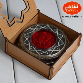 تصویر جعبه کادویی چوبی همراه با نیم مثقال زعفران سرگل اصل قائنات 