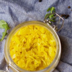 تصویر ساورکرات کلم سفید و زردچوبه تخمیری یک کیلویی White cabbage and turmeric sauerkraut