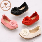 تصویر کفش دخترانه بچگانه گل‌دار 