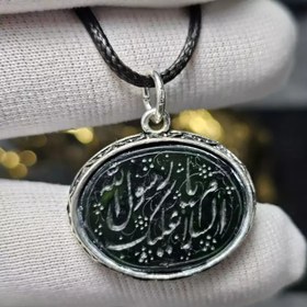 تصویر گردن آویز سنگ طبیعی یشم زغالدار معدنی.دور قاب رنگ ثابت.کد 32994 