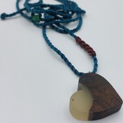 تصویر گردنبند قلبی چوبی شب تاب 