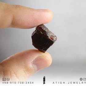 تصویر سنگ راف یاقوت گارنت معدنی کمیاب وزن حدود ۲۸.۵ قیراط 