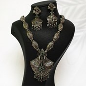 تصویر نیم ست گردنبند و گوشواره هندی بوهمین با نگین های سبز و آلبالویی - 173 