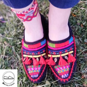 تصویر گیوه گلدوزی شده 