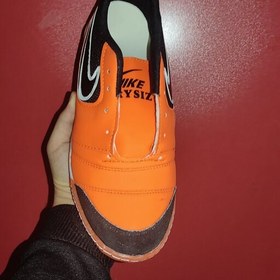 تصویر کفش سالنی فوتسال نایک ارسال رایگان فقط 41تا45 در سه رنگ فسفری مشکی نارنجی 