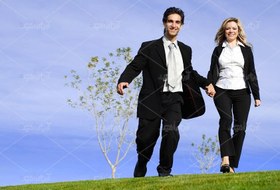 تصویر عکس با کیفیت زن و مرد در حال دویدن 