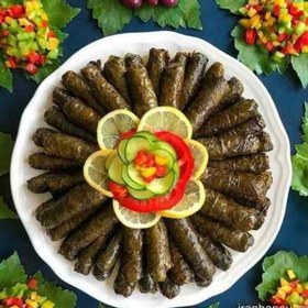 تصویر دلمه برگ مو خانگی تهیه شده از تازهترین مواد اولیه قابل سفارش بصورت کیلویی 