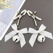 تصویر گیره نیپل وارداتی دارای پیچ تنظیم شونده و آبکاری شده استیل با سری سیلیکونی مدل پاپیون زنگوله دار - سفید Nipple clamp