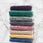 تصویر حوله حمام بزرگ طرح هندسه 