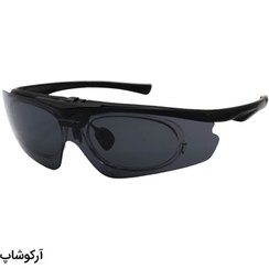 تصویر عینک ورزشی OAKLEY با فریم و دسته مشکی رنگ، لنز دودی تیره و طرح لنز بالارونده مدل BL5809 