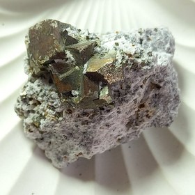 تصویر سنگ پیریت کوبیک طلایی 