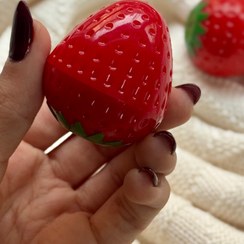 تصویر بالم لب کیو سی طرح توت فرنگی | نرم‌کننده و مرطوب‌کننده لب با ویتامین E 
