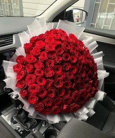 تصویر دسته گل رز ۱۰۰ روبانی شاخه قرمز با کاغذ سفید 100-Stem Red Rose Bouquet with White Wrapping)