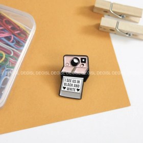 تصویر پین متنی I see us in black and white - کد113 