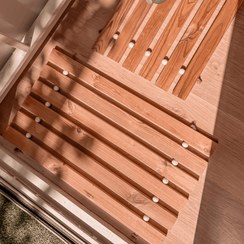 تصویر پادری چوبی با مهره 