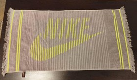 تصویر حوله دستی ورزشی برق لامع 