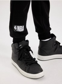 تصویر شلوار جگر با کمر کشی و جیب‌دار تیم‌های فعلی NBA برند Defacto Nba Current Teams Elasticated Cuff Jogger Pants With Pockets