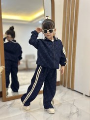 تصویر ست سویشرت و شلوار دخترانه مخمل طرح Dior از ۳ تا ۹ سال (عکس مدل طرح لویی ویتون بوده و صرفا جهت مشاهده تنخور میباشد)