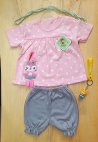 تصویر تیشرت و شلوارک تیکه دوزی خرگوش عروسکی T-shirt and shorts embroidered with a doll rabbit