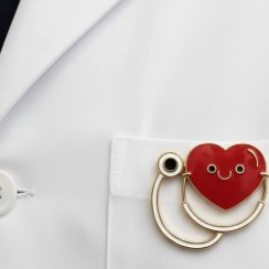 تصویر سنجاق سینه قلب پزشکی طرح فانتزی 