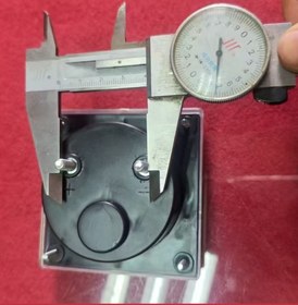 تصویر تستر باتری آنالوگ با نمایشگر 