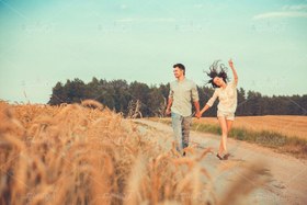 تصویر عکس با کیفیت زن و مرد در حال پیاده روی در مزرعه 