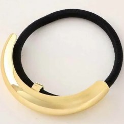 تصویر کش موی زنانه با طراحی مدرن و رنگ طلایی جذاب 