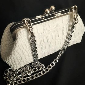 تصویر کیف چرم طبیعی ورنی دهانه فلزی سفید 