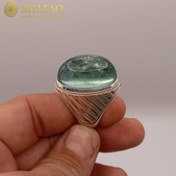 تصویر انگشتر درّ نجفی سبز | رکاب شیاری کج راه استاد شایق | وزن ۳۰ گرم 