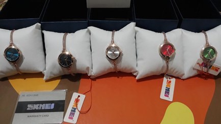 تصویر ساعت مچی زنانه برند Skmei - طلایی صفحه قرمز ا Skmei brand women's wristwatch Skmei brand women's wristwatch