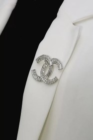 تصویر کد A-142 | گل‌سینه شنل کریستال 