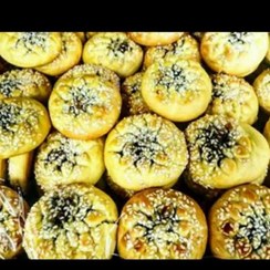 تصویر کلمپه خرمایی با تزیین کنجد 5 کیلویی 