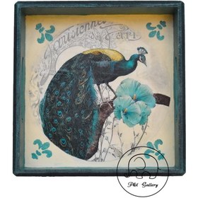 تصویر سينی چوبی دکوراتيو سبزآبی با نقوش برجسته و طرح طاووس 