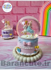 تصویر گوی موزیکال پمپی برفی چراغ دار سایز بزرگ طرح پرنسس مو صورتی 