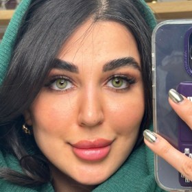 تصویر لنز دسیو رنگی چارمینگ گرین سبز عسلی دور دار 
