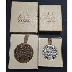 تصویر مدال نقره و برنز انقلاب سفید 1346 با جعبه 