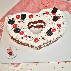 تصویر کیک سابله شکل قلب با پایه ی کیک شکلاتی تزئینات 