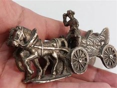 تصویر کالسکه و ارابه ران فلزی 