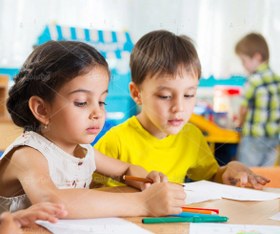 تصویر عکس با کیفیت دختر و پسر در حال نقاشی 