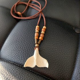 تصویر گردنبند حکاکی طرح دم نهنگ 