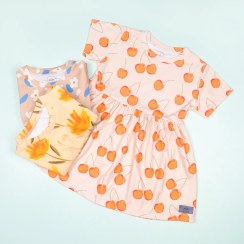 تصویر پیراهن بهاری بچگانه طرح گل و آلبالو – نخی، لطیف و باکیفیت 